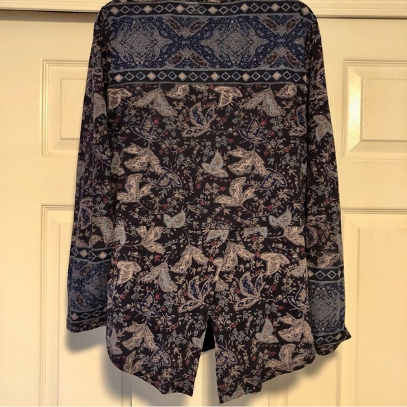 “Lucky Brand” notch collar, 3/4 sleeve navy & lt. blue print top - size M - Picture 5 of 12